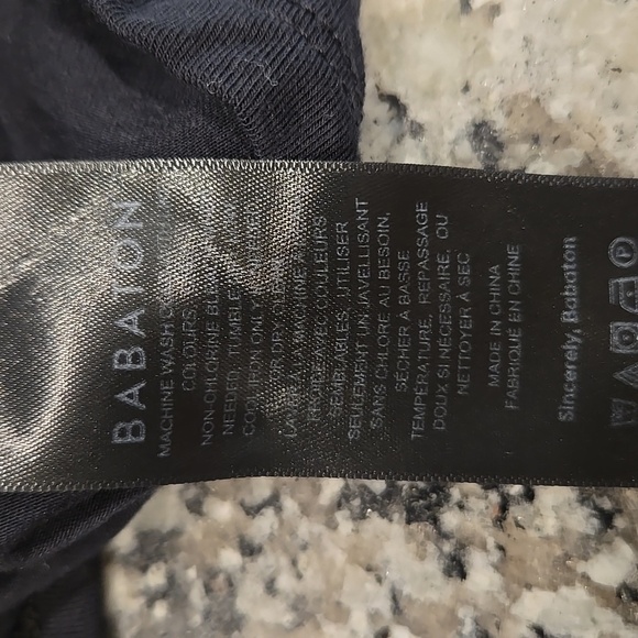 ARITZIA BABATON V-NECK CROPPED SHORT SLEEVE T-SHIRT. SIZE X-LARGE. - Picture 4 of 6